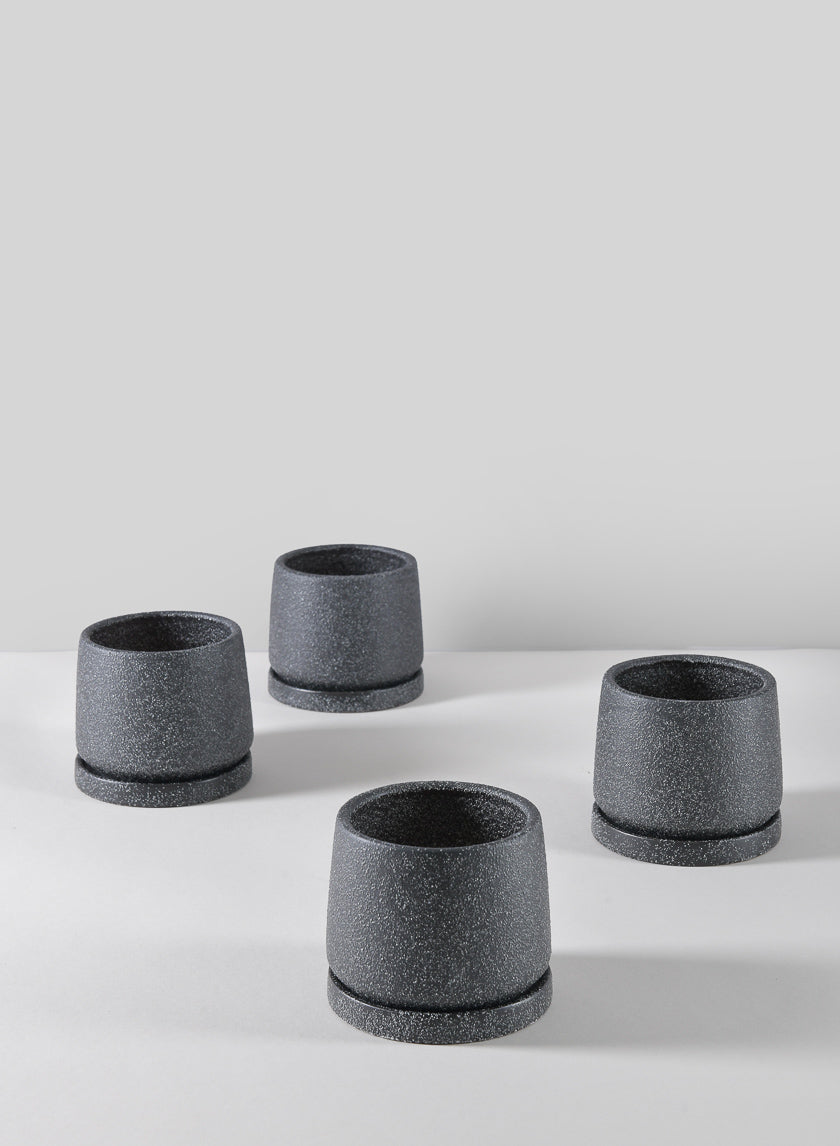 Pot d'intérieur en céramique noir Sigtura de 10 cm de haut avec soucoupe