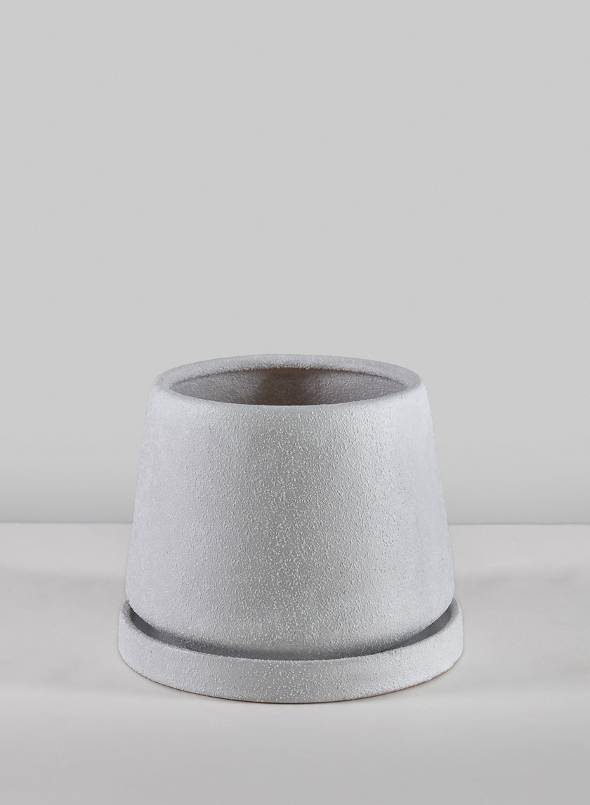 Pot d'intérieur en céramique blanc sable Sigtura de 14,6 cm de haut avec soucoupe