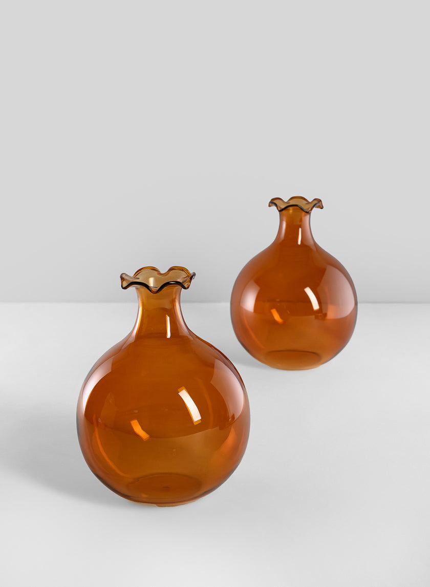 Vase boule en verre ambré Iris de 5 pouces de haut