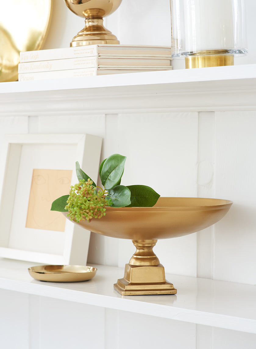 Vases à piédestal et urnes dorées