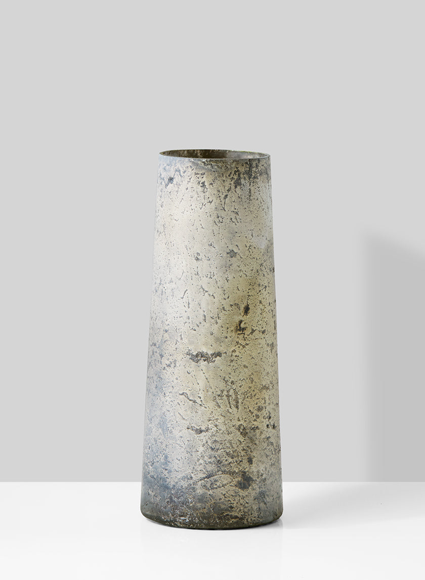Vase conique en verre et étain vieilli de 19,7 cm de haut